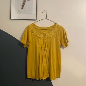 Beautiful flowy yellow top ✌️🌱